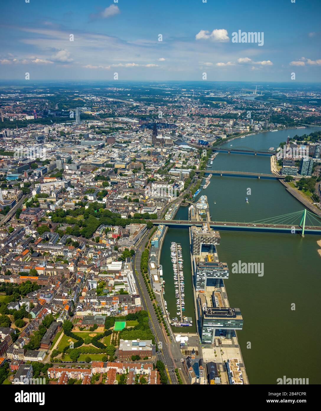 Luftbild Kranhäusern, Kranhaus am Rheinufer bei der Sewerinsbrücke Bundesstraße B55 in Köln im Rheinland im Bundesland Nordrhein-Westfalen, Deutschland, Rheinland, Europa, Bürogebäude in Prime Location, Rhein, Büroturm, Eigentumswohnungen, Kölner Hafen Stockfoto