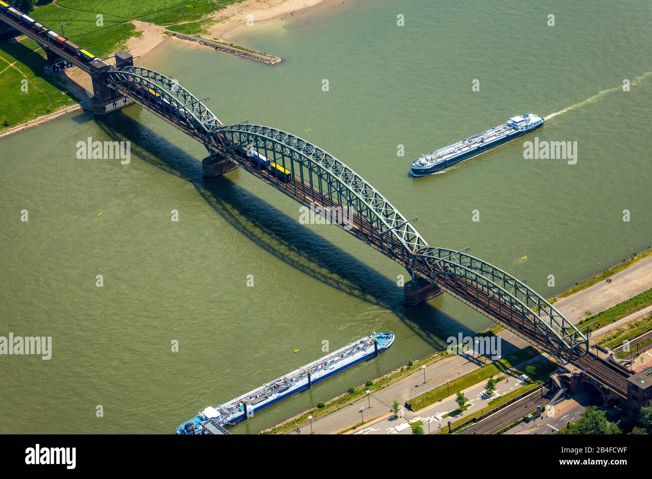 Luftbild der Rheinbrücke, Südbrücke mit Frachtschiffen in Köln im Rheinland im Land Nordrhein-Westfalen, Deutschland, Stockfoto