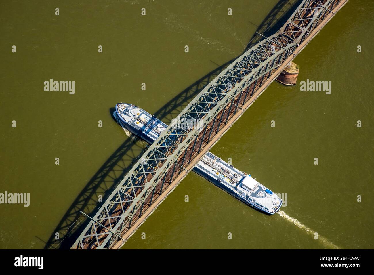 Luftbild der Rheinbrücke, Südbrücke mit Frachtschiffen in Köln im Rheinland im Land Nordrhein-Westfalen, Deutschland, Stockfoto