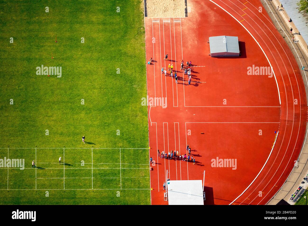 Luftbild des Schulsports im Heinrich Buchgeister-Stadion neben dem Freibad Werl in der Höppe in Werl in der Soester Börde im Land Nordrhein-Westfalen in Deutschland, Werl, Soester Börde, Nordrhein-Westfalen, Deutschland, Stockfoto