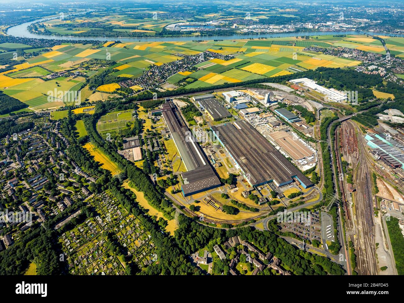 Luftbild der ehemaligen Mannesmannröhren-Werke AG, heute Stahlwerk Hüttenwerke ThyssenKrupp Mannesmann GmbH HKM in Hüttenheim am Rhein mit Kokerei Hüttenheim in Duisburg im Ruhrgebiet im Bundesland Nordrhein-Westfalen in Deutschland. Stockfoto