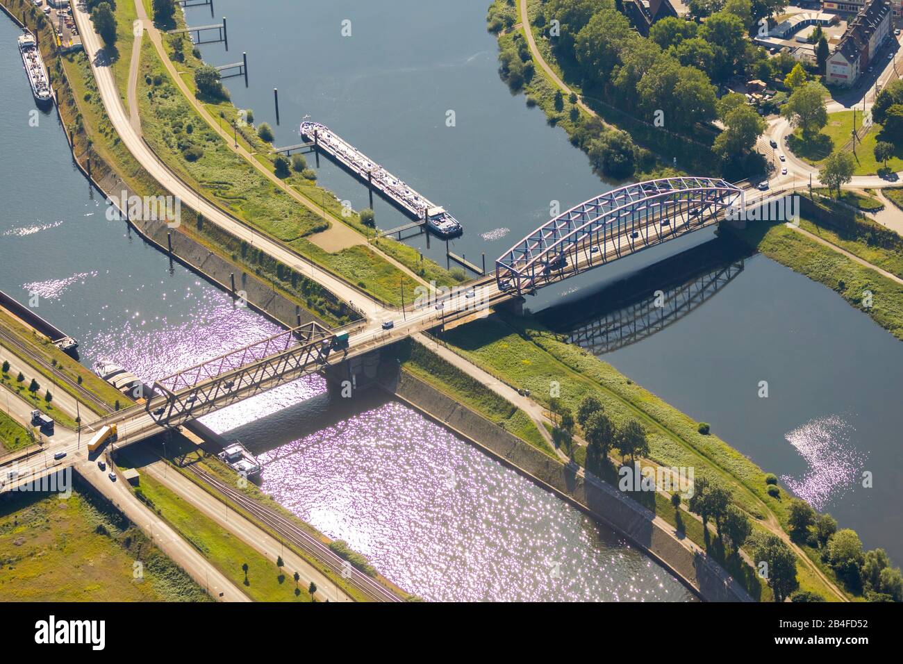 Luftbild der Ruhrbrücke Ruhrorter Straße mit Schiffsinsel in der Duisburg Port Duisport AG an der Ruhrgebiet mit Ruhrmünze am Rhein in Übersicht und Details in Ruhrort in Duisburg im Ruhrgebiet im Land Nordrhein-Westfalen in Deutschland. Stockfoto