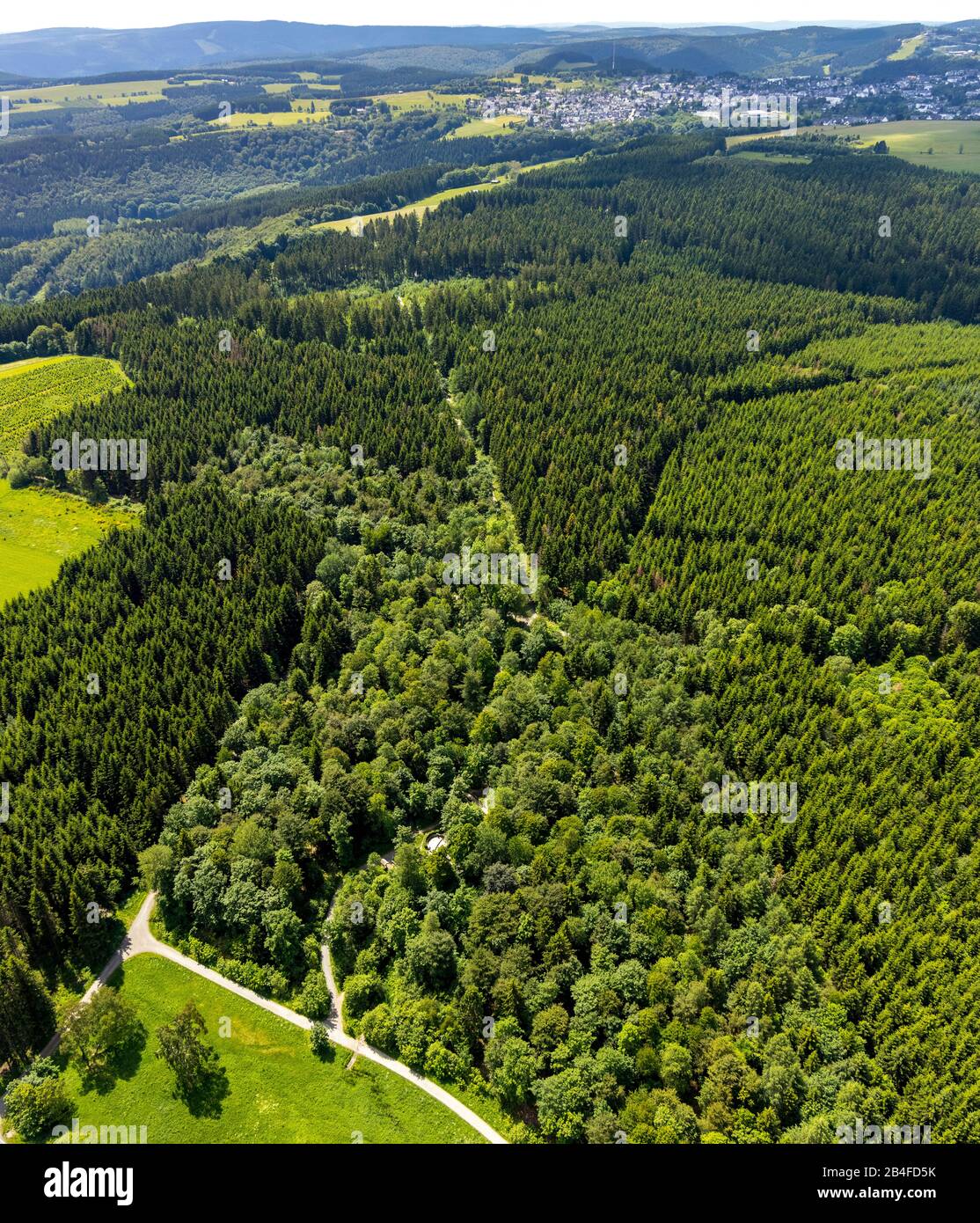Luftbild des Hügels, aus dem die Ruhrquelle mit der Ruhrquelle in Winterberg im Sauerland im Land Nordrhein-Westfalen in Deutschland aufragt Stockfoto