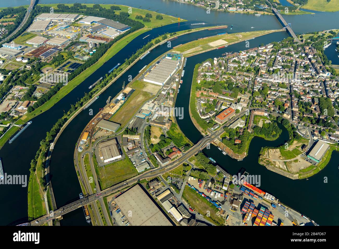 Luftbild der Flussmündungsstrecke der Ruhrniederung in den Rhein bei Ruhrort mit dem neuen Logistikgebiet des Hafen Duisburg, Duisport an der Einmündung des Rhein-Herne-Kanals in den Rhein in Duisburg im Ruhrgebiet im Bundesland Nordrhein-Westfalen in Deutschland. Stockfoto