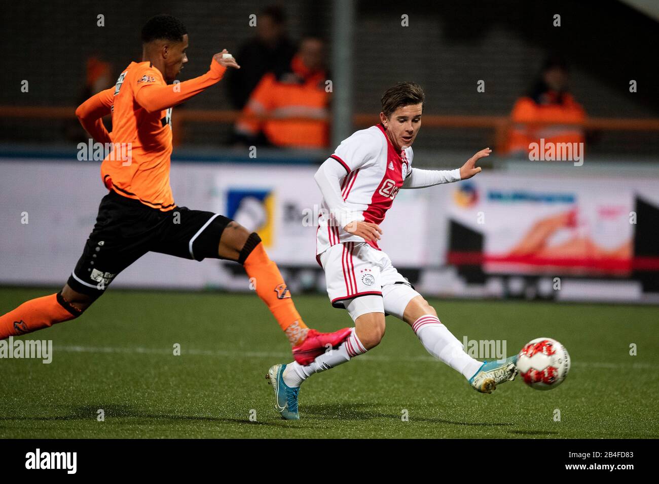 Volendam, 06-03-2020, Kras Stadion, Dutch Keuken Kampioen Divisie Saison 2019 / 2020 . FC Volendam-Spieler Brian Plat und Jong Ajax-Spieler Victor Jensen während des Spiels FC Volendam - Jong Ajax Stockfoto