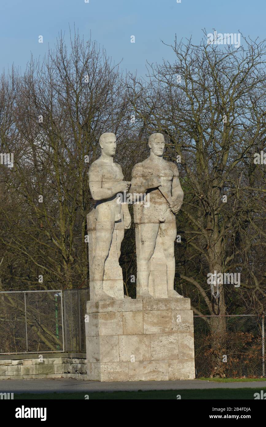 Großsplastiken 'Stafelleufer und Diskuswerfer', Olympiastadion, Charlottenburg, Berlin, Deutschland Stockfoto