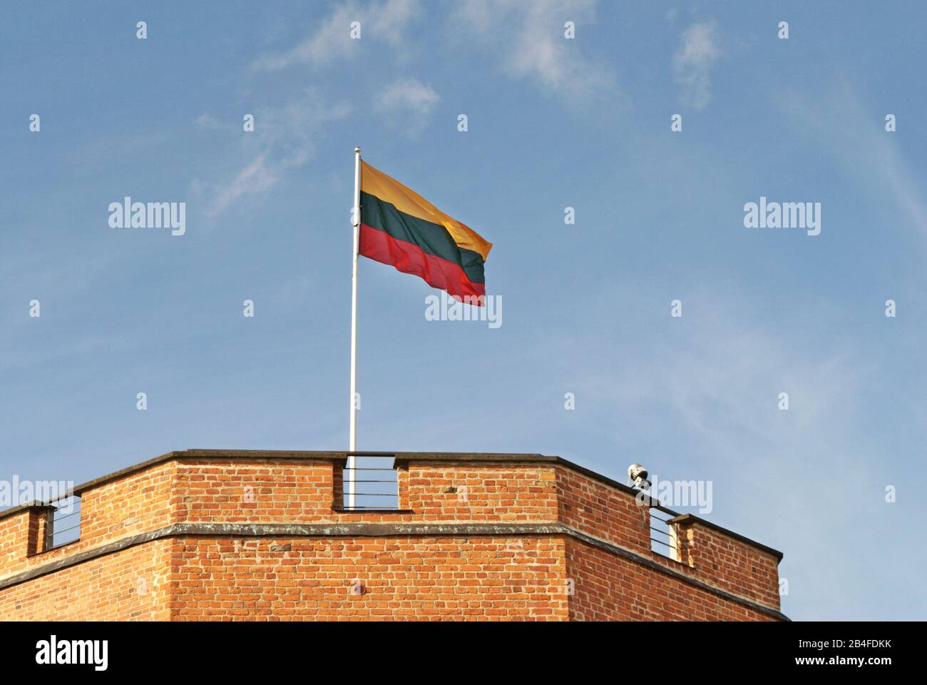 Die litauischen Flaggen auf dem Gipfel des Turmes von Vilniaus Gedimina der oberen Burg Stockfoto