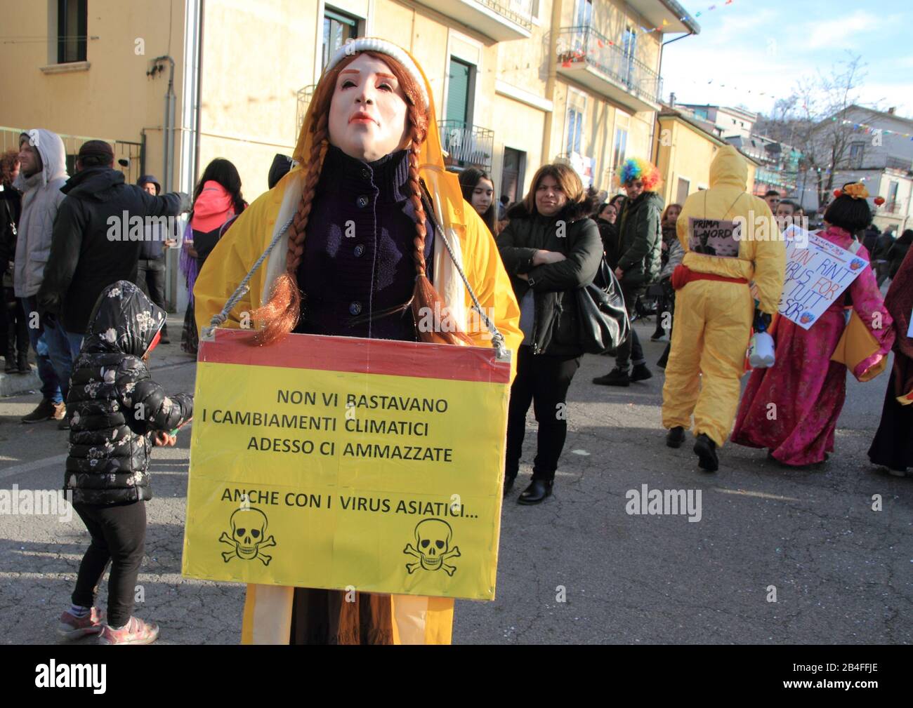 Mädchen protestiert wegen des Klimas und gegen Viren im montemarano Karneval Stockfoto