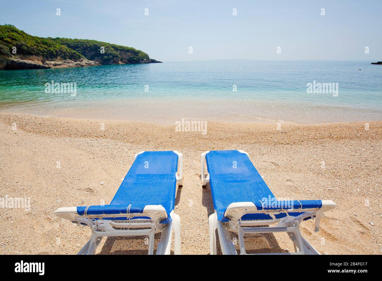 Zwei verlassene blaue liegen am einsamen Strand, Griechenland Stockfoto