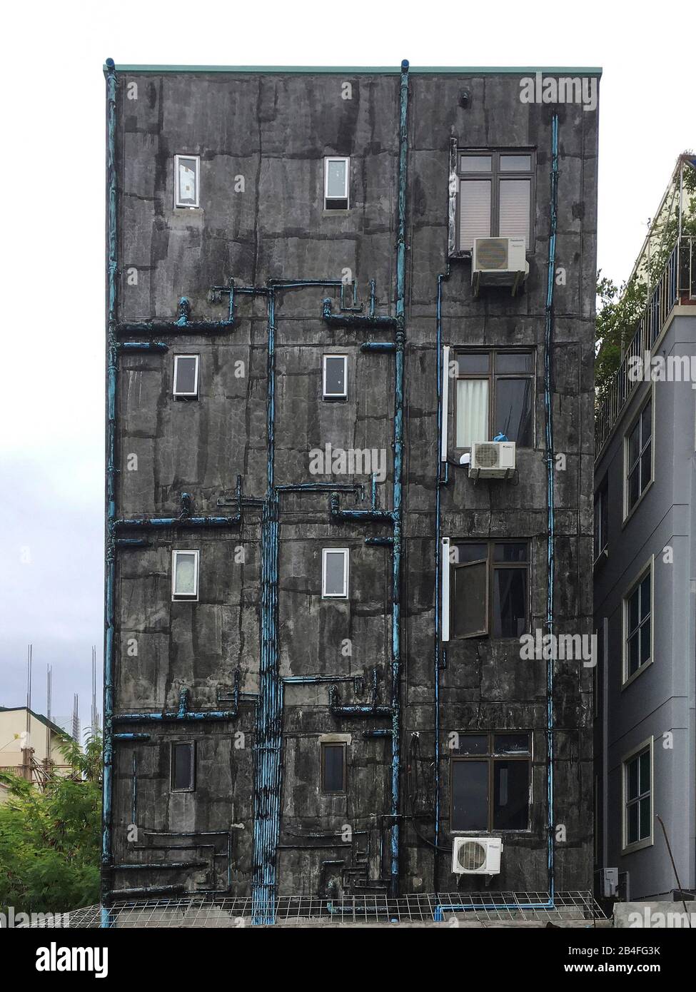 Hausfassade mit blauen Rohren, männlich, Malediven, Asien Stockfoto