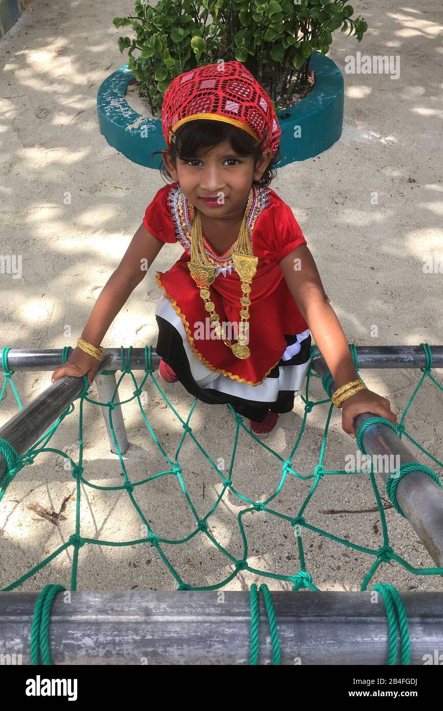 Lokales Mädchen mit Sonntagskleid, Maafushi, Malediven, Asien Stockfoto