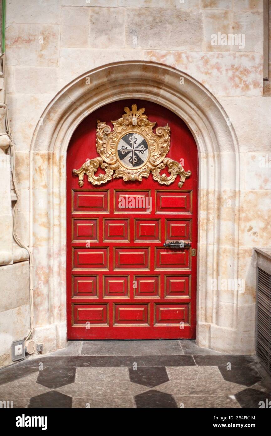 Rot dekorierte Tür, Kirche und Kloster San Esteban, Convento iglesia de San Estéban, Salamanca, Castilla y León, Spanien, Europa Stockfoto