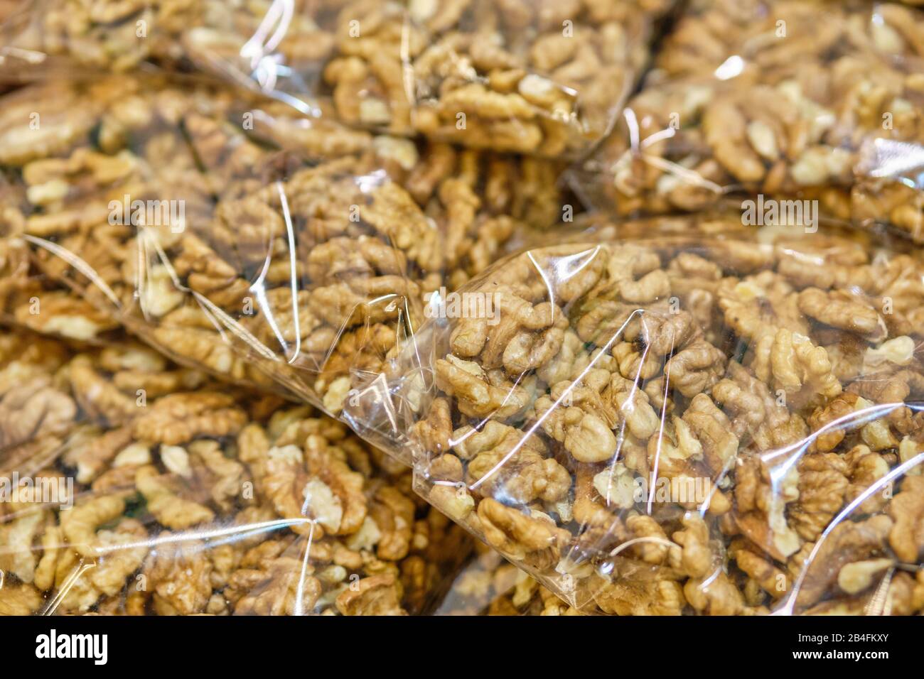 Verpackung aus einem durchsichtigen Beutel mit Walnüssen. Nahaufnahme. Stockfoto