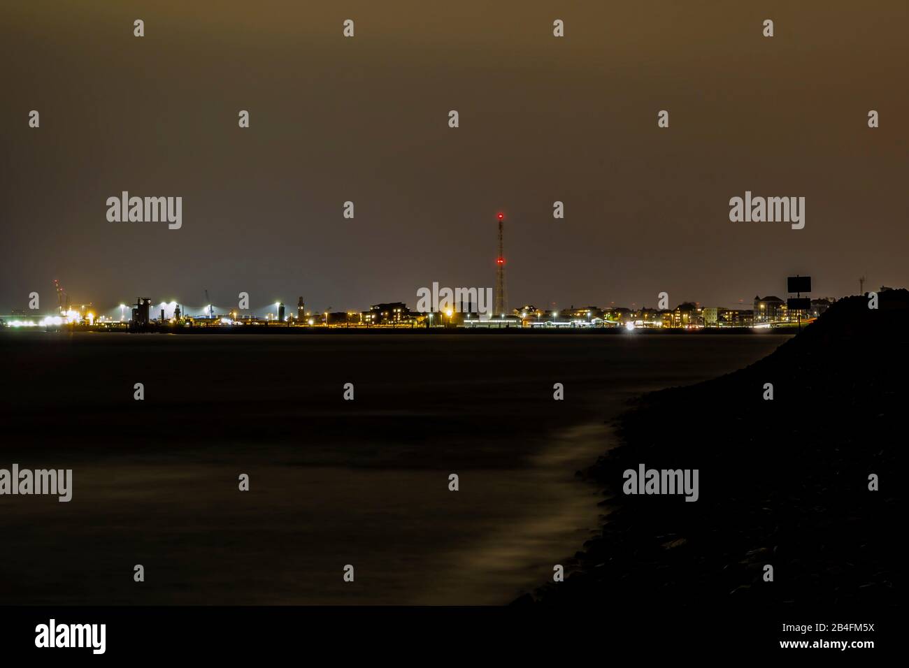 Blick auf die Nacht über die Grimmelshörner Bucht in Cuxhaven Stockfoto