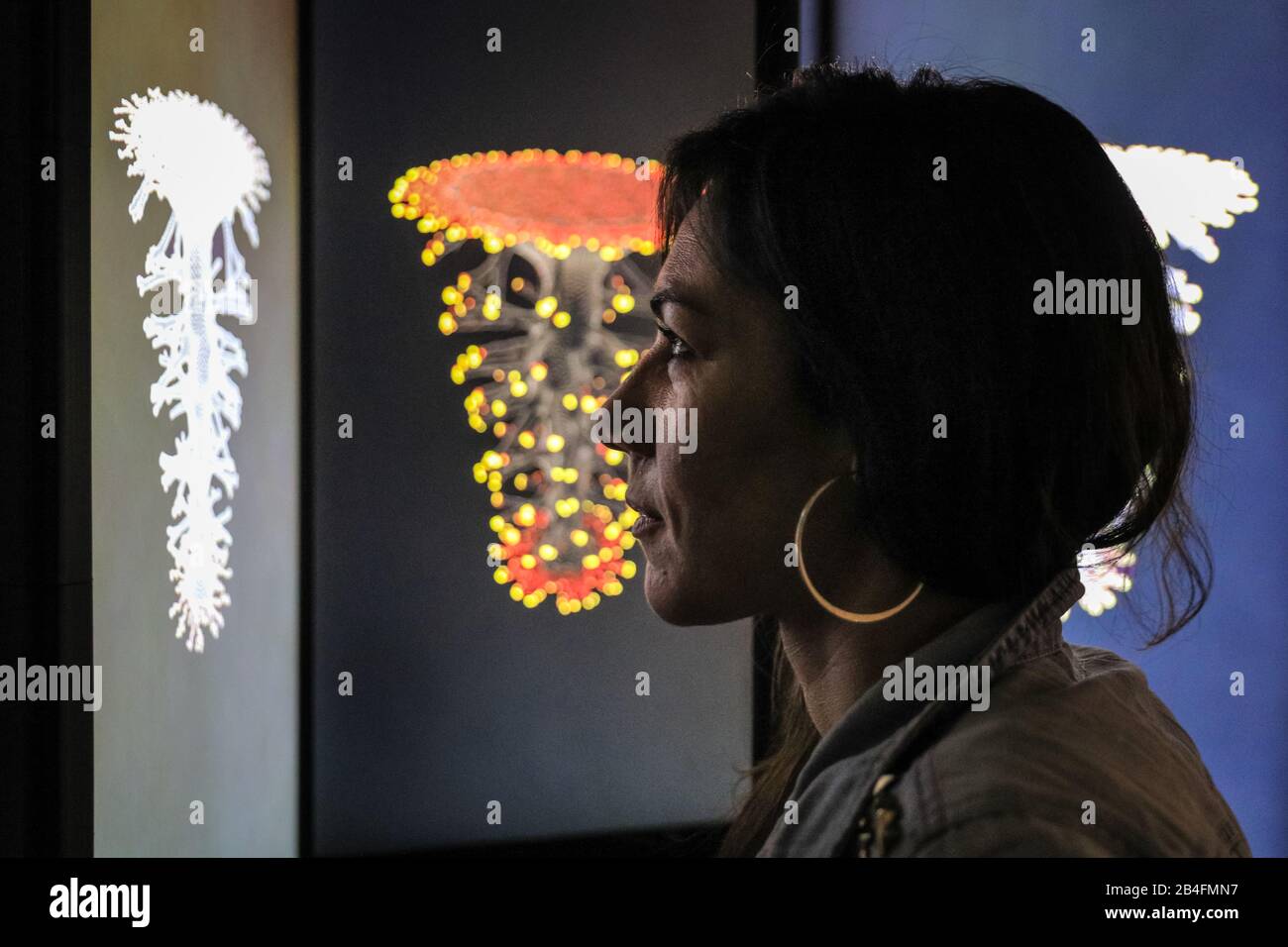 Oxo Tower Wharf, London, Großbritannien. März 2020. Ein Besucher betrachtet Andy Lomas' 'MUtanen-Formen', von denen einer wie ein Muting-Virus aussieht. Installationen, die in der mitreißenden Ausstellung "mars and Beyond" zu sehen sind. Die Kunstschau befasst sich mit zwei Themen, dem katastrophalen Anstieg der globalen Erwärmung und der Wiederbelebung des Weltraumrennens. Die Ausstellung erstreckt sich über 5 Etagen im Barge House von Oxo Tower Wharf und läuft bis zum 15. März. Kredit: Imageplotter/Alamy Live News Credit: Imageplotter/Alamy Live News Stockfoto