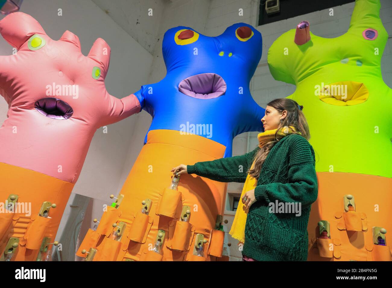 Oxo Tower Wharf, London, Großbritannien. März 2020. Ein Besucher interagiert mit Dan Knights "Travellers on the Round Wave". Installationen, die in der mitreißenden Ausstellung "mars and Beyond" zu sehen sind. Die Kunstschau befasst sich mit zwei Themen, dem katastrophalen Anstieg der globalen Erwärmung und der Wiederbelebung des Weltraumrennens. Die Ausstellung erstreckt sich über 5 Etagen im Barge House von Oxo Tower Wharf und läuft bis zum 15. März. Kredit: Imageplotter/Alamy Live News Stockfoto
