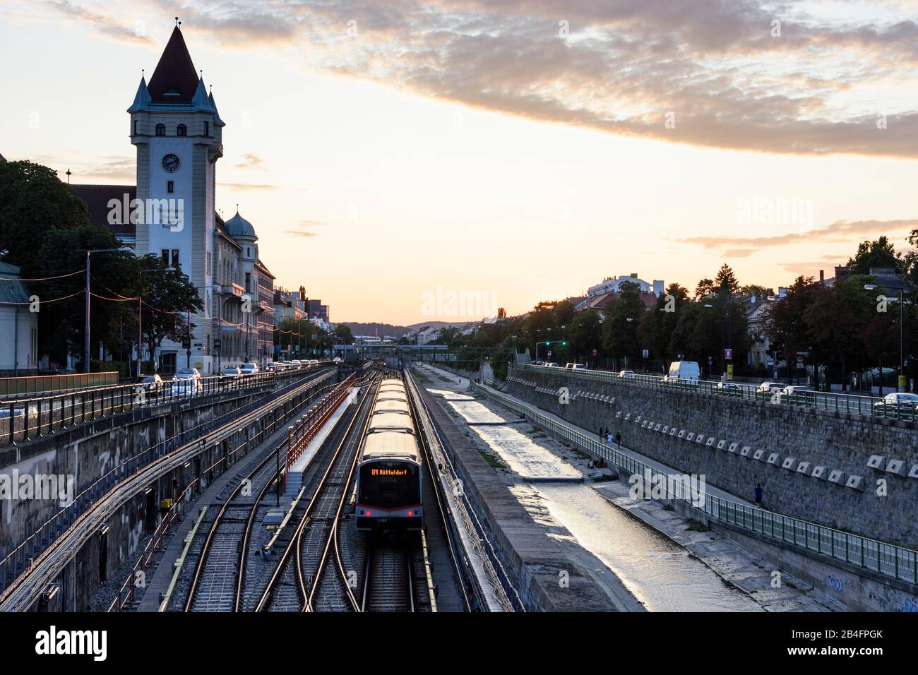 Wien / Wien, U-Bahn-Linie 4, Wienfluss, Rathaus 13. Und 14. Bezirk im