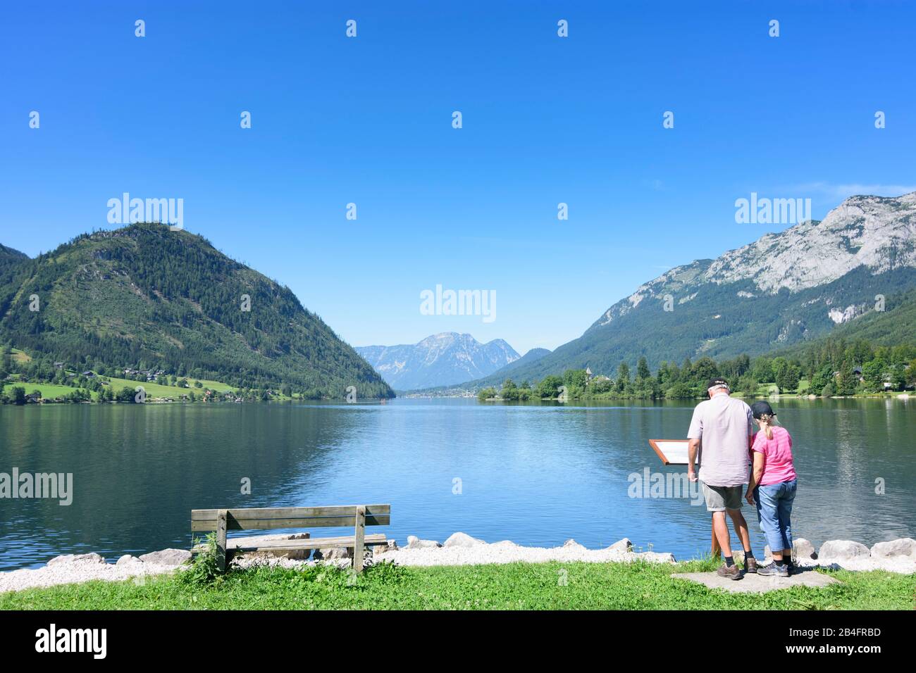 Grundlsee, Grundlsee-Ostende bei Gössl, Blick nach Westen zum Dorf Grundlsee und Bergzinken im Ausseerland-Salzkammergut, Steiermark, Styria, Österreich Stockfoto