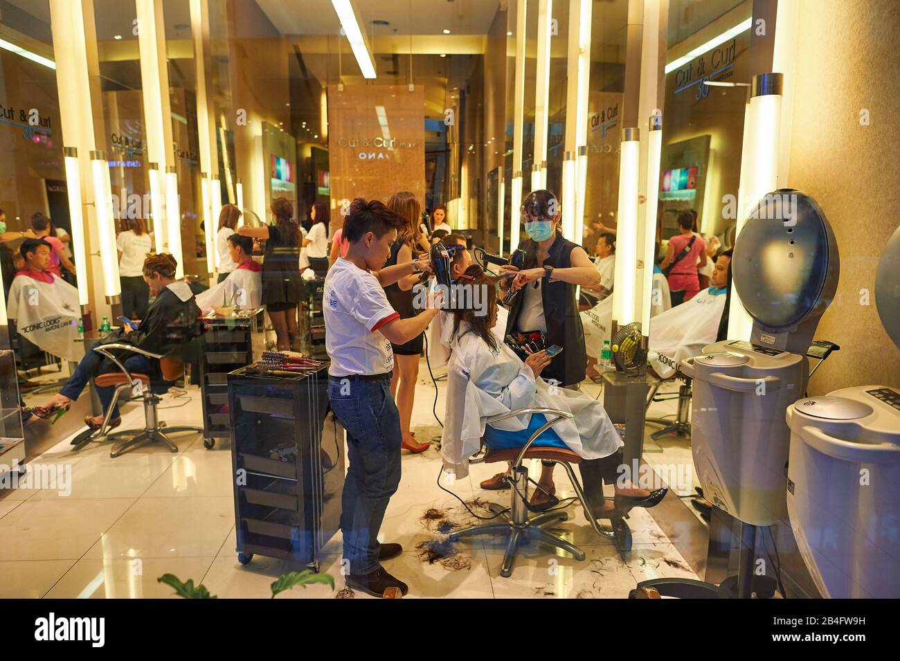 Bangkok, THAILAND - CIRCA JUNI 2015: Menschen in einem Barbershop in Bangkok. Stockfoto