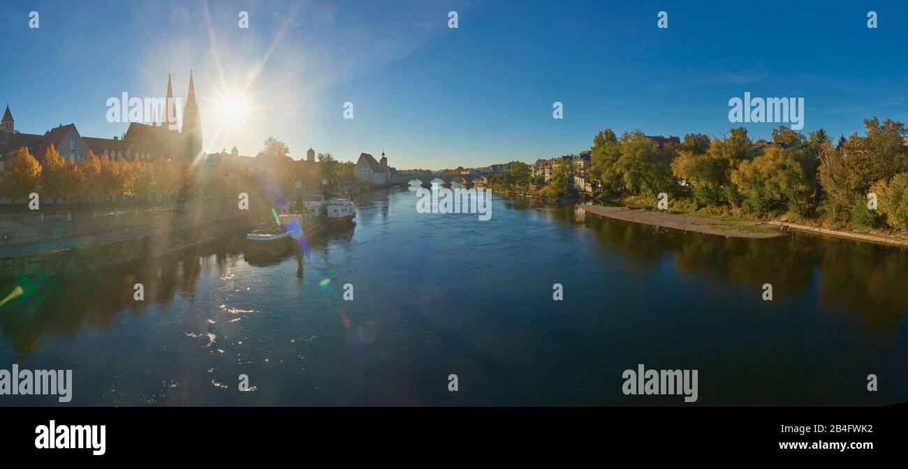 Regensburger Dom, Blick von der Jahninsel, Marc-Aurel-Ufer, Herbst, Regensburg, Bayern, Deutschland, Europa Stockfoto