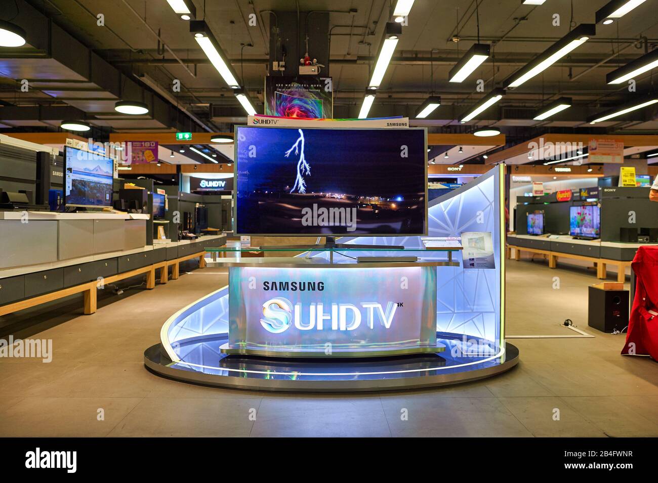 Bangkok, THAILAND - CIRCA JUNI 2015: Samsung Tv in einem Einkaufszentrum in Bangkok zu sehen. Stockfoto