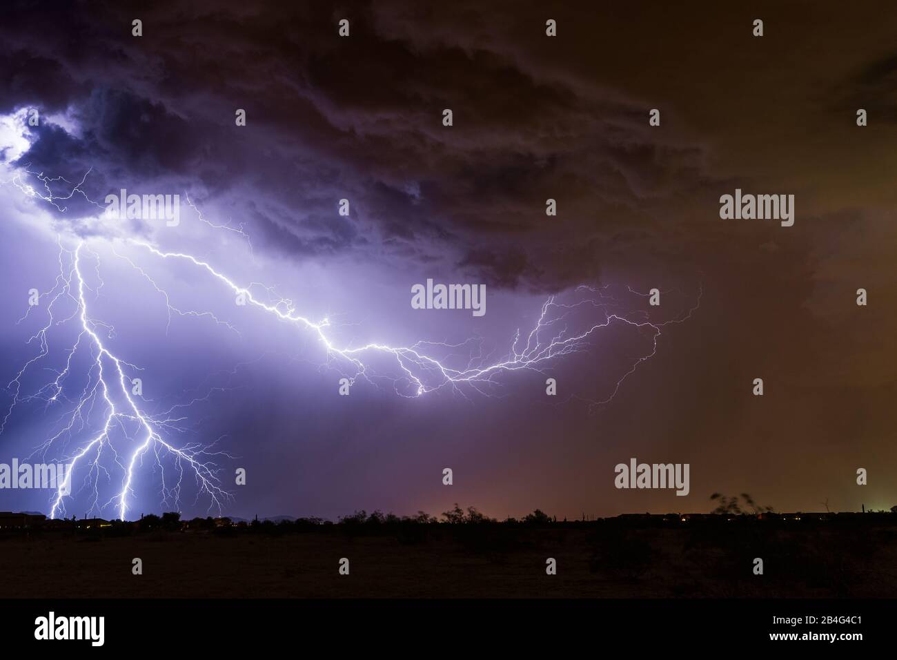 Ein Gewitterblitz erhellt den Nachthimmel, während ein Monsunsturm Regen zur Überraschung in Arizona bringt Stockfoto