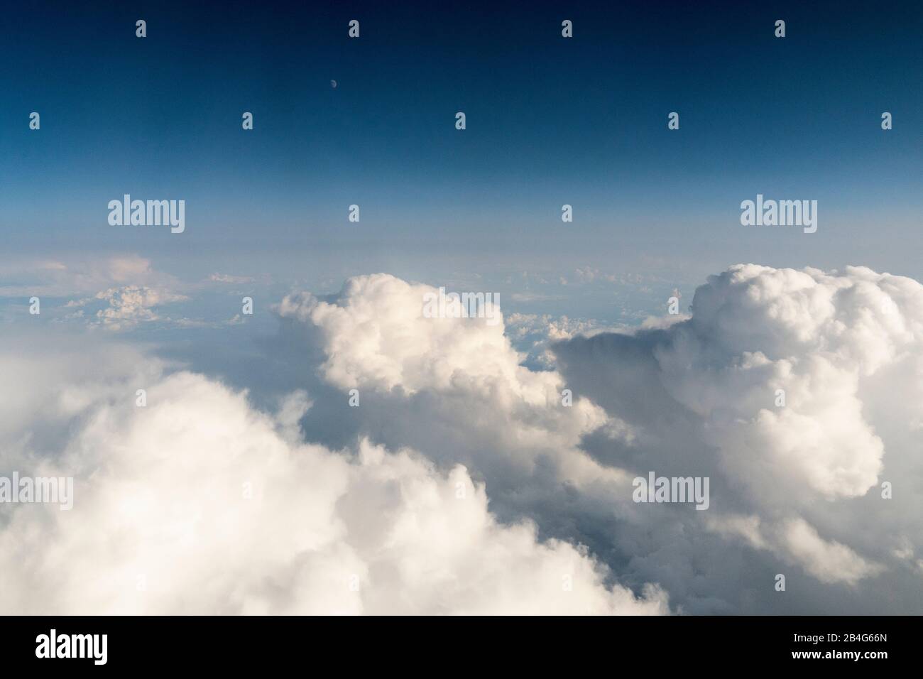 Flug, Luftbild, Cumulus Incus und Cumulonimbus Calvus, Gewitterwolken, Mond Stockfoto