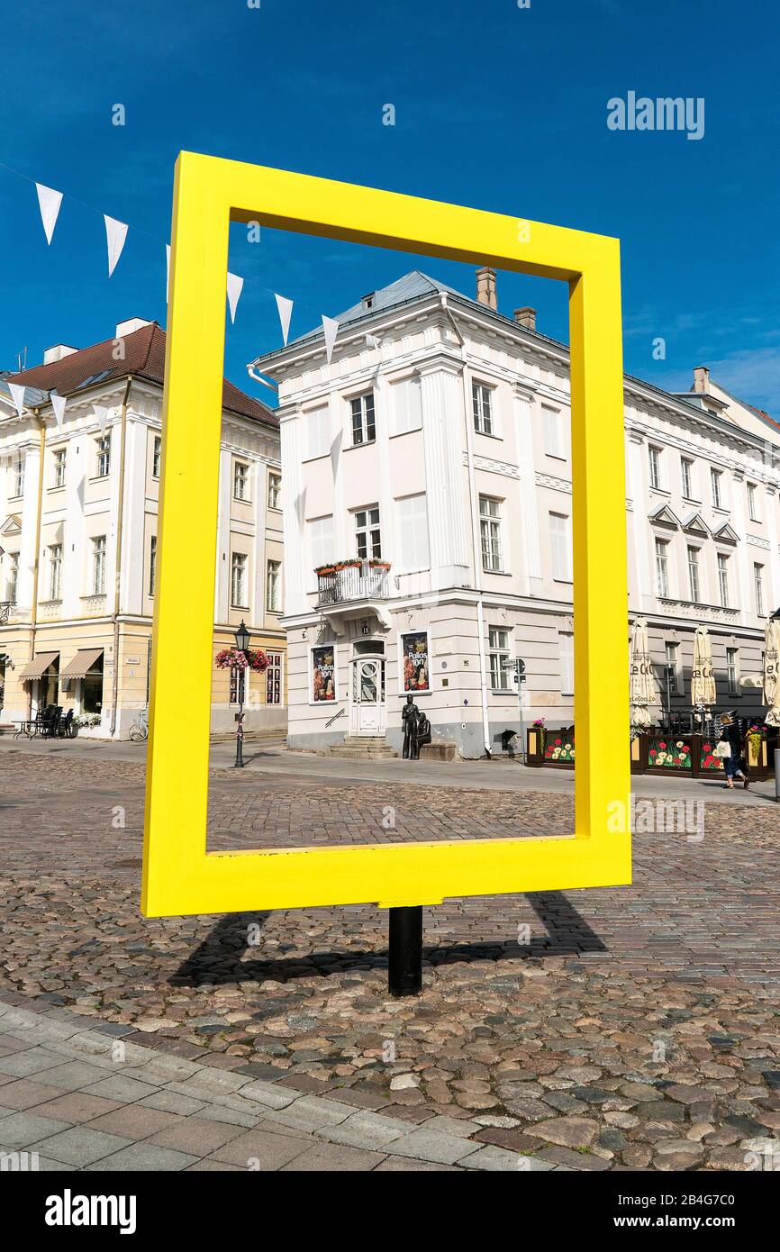 Estland, Tartu, Rathausplatz, schiefes Haus, gelber Rahmen, National Geographic Stockfoto