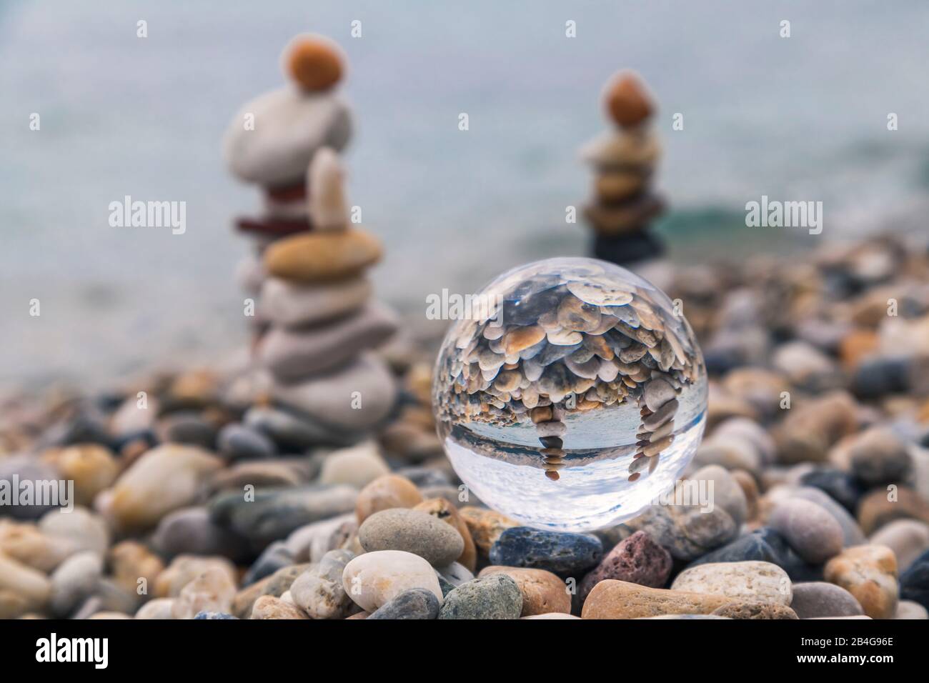 Kieselsteine, die sich in einer Kristallkugel widerspiegeln, Baska-Strand, Insel Krk, Kvarner Bay, Primorje-Gorski Kotar County, Kroatien Stockfoto