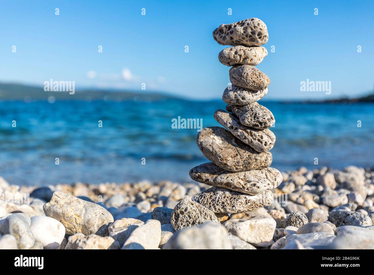 Kieselstein am Strand in Krk, Insel Krk, Kreis Primorje-Gorski Kotar, Kroatien Stockfoto