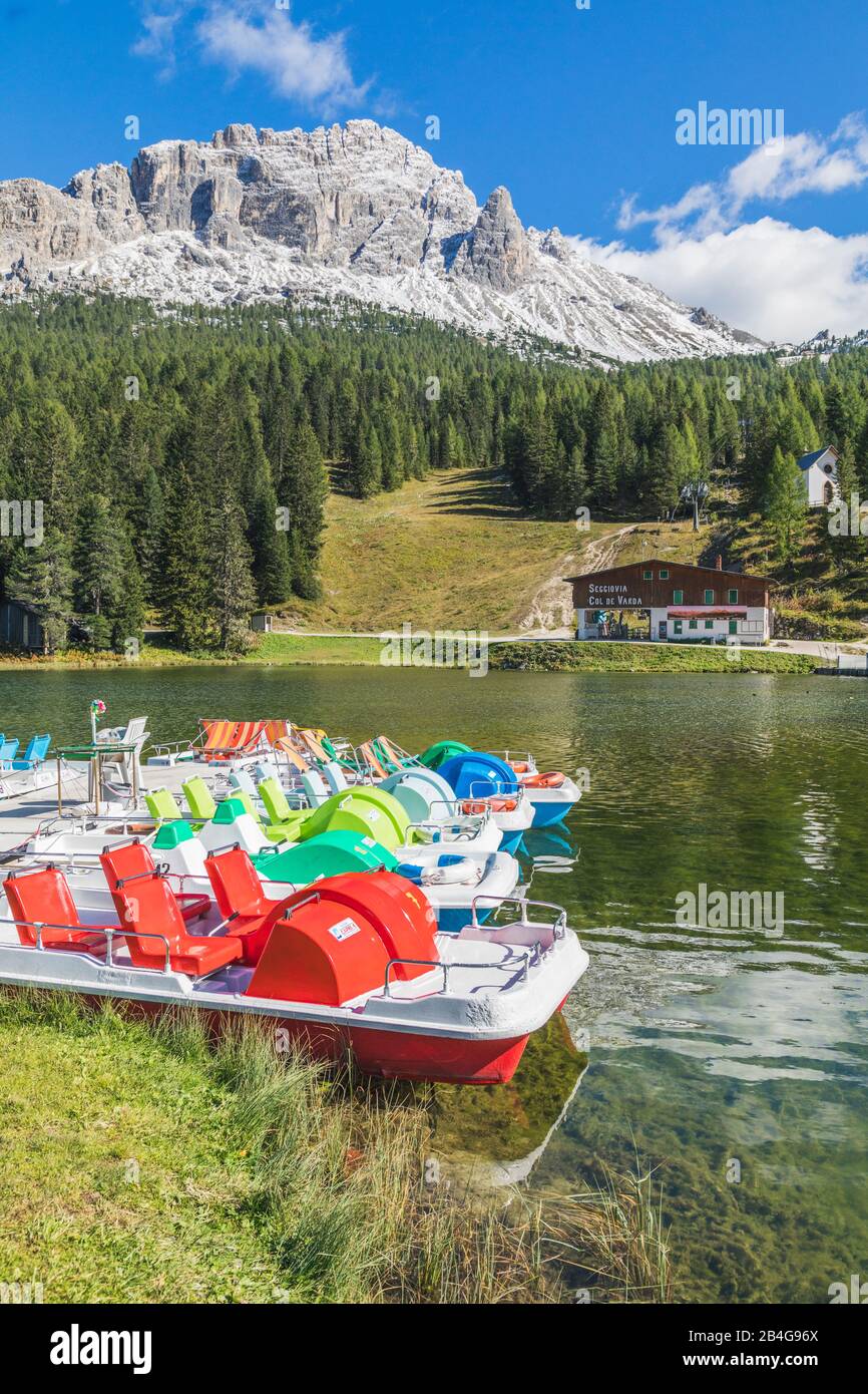 Tretboote für Touristen auf dem Misurinasee, der Cadini di Misurina im Hintergrund, Misurina, Auronzo di Cadore, Belluno, Veneto, Italien Stockfoto