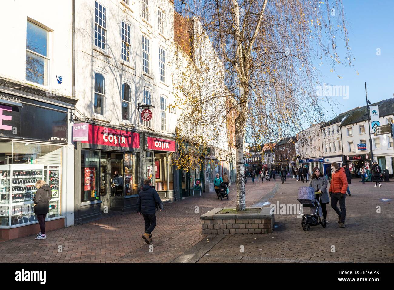 Menschen, die mit Kinderwagen in der Einkaufsstraße, Hereford, England, Großbritannien laufen Stockfoto