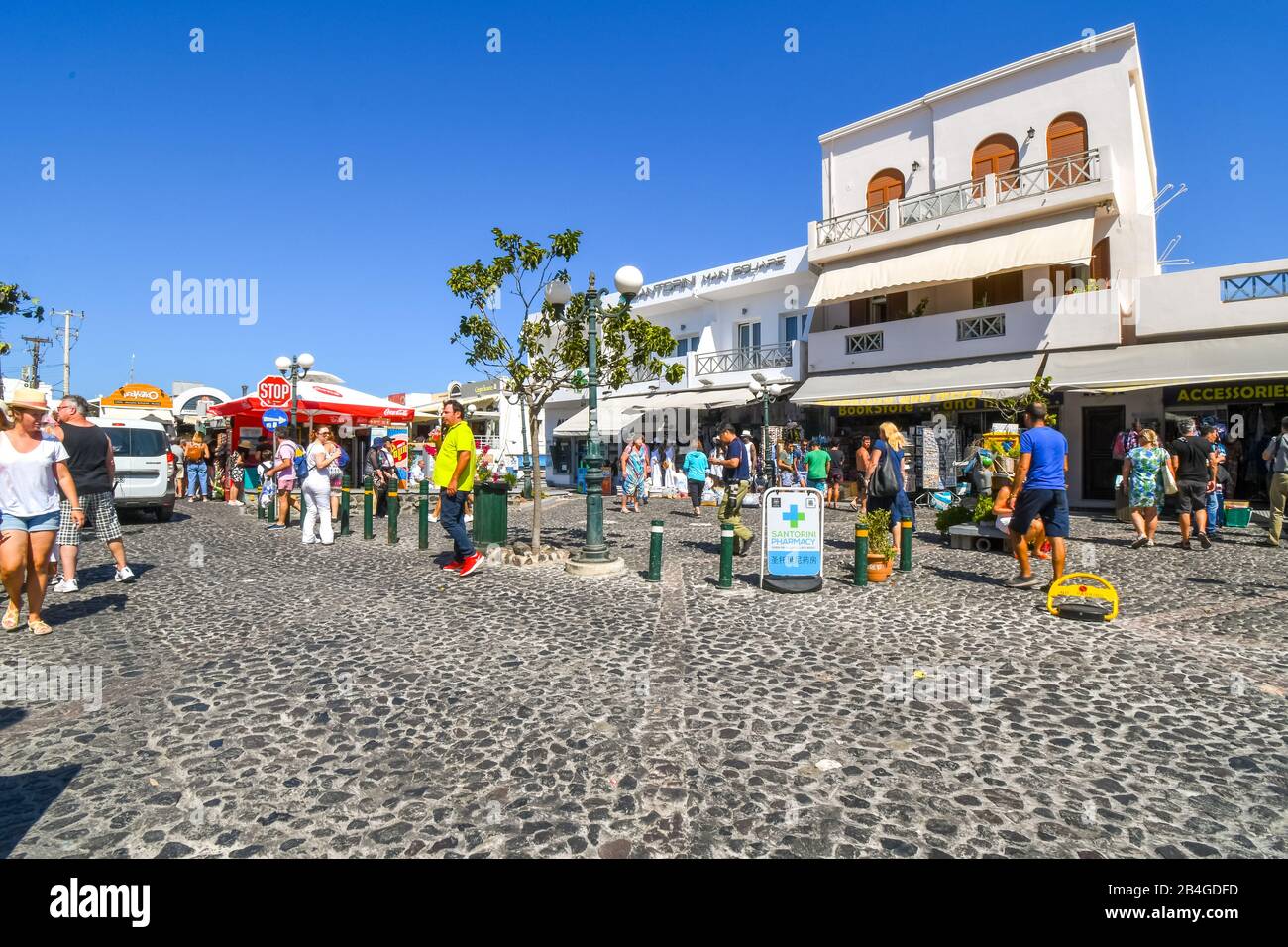 Touristen genießen einen Sommertag in den Geschäften und Cafés im touristischen Dorf Fira Town auf der Insel Santorini, Griechenland. Stockfoto
