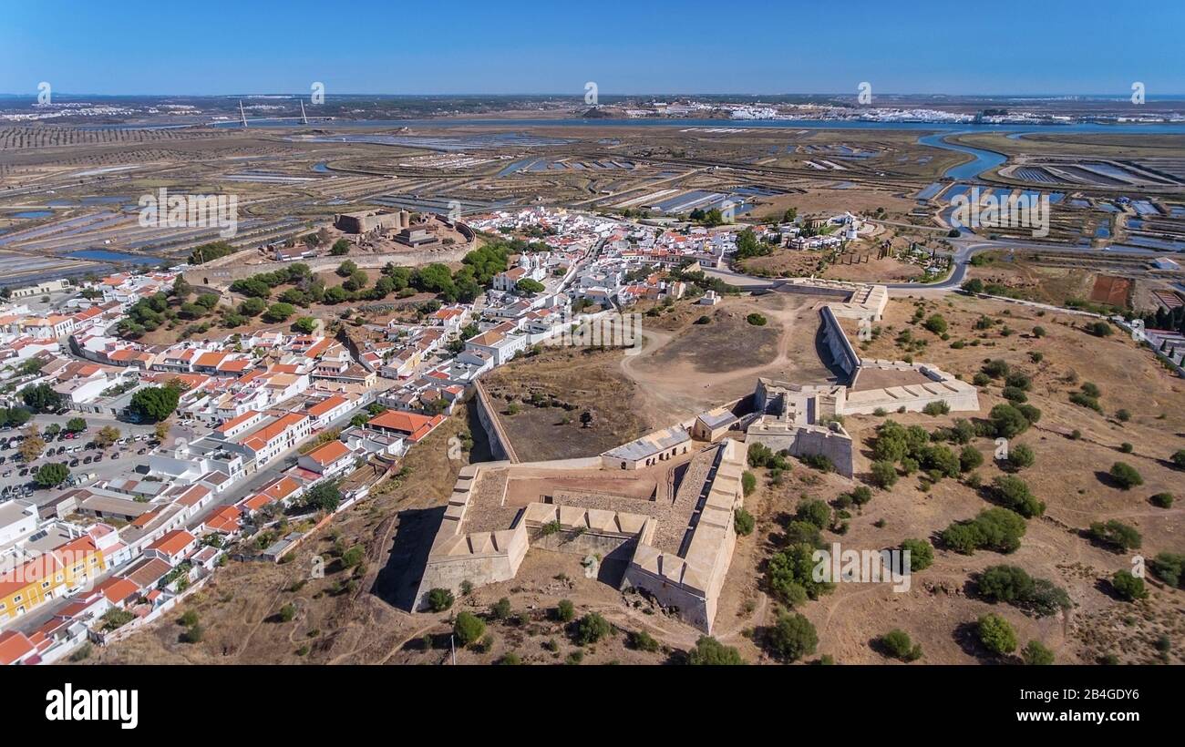 Antenne. Alte Mauern der militärischen Siedlung der Burg Castro Marim, Portugal Stockfoto