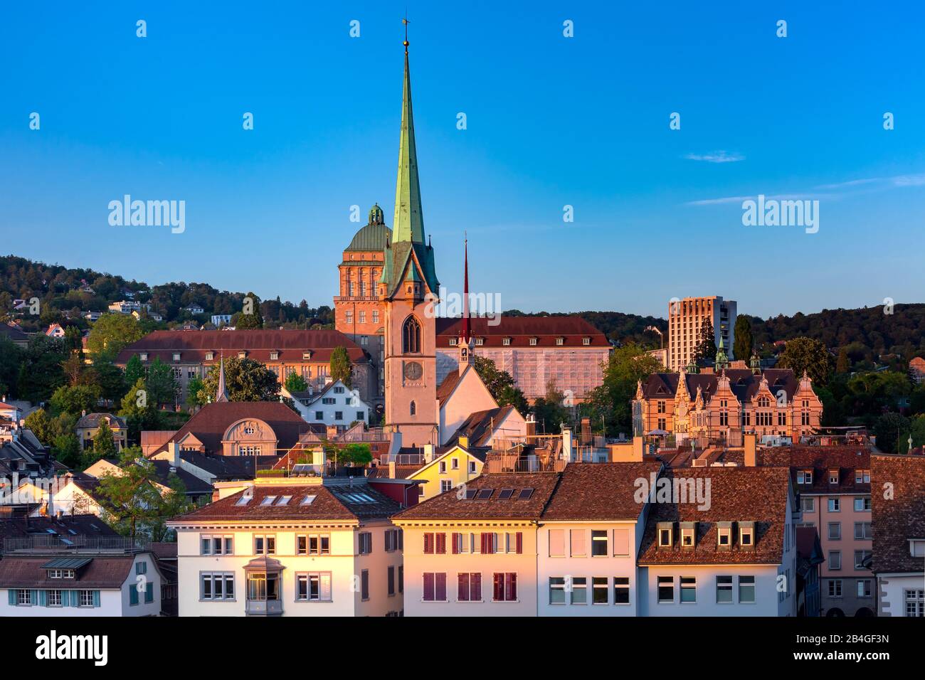 Blick über die Dächer und Türme der Altstadt von Zürich, die grösste Stadt der Schweiz bei Sonnenuntergang. Stockfoto