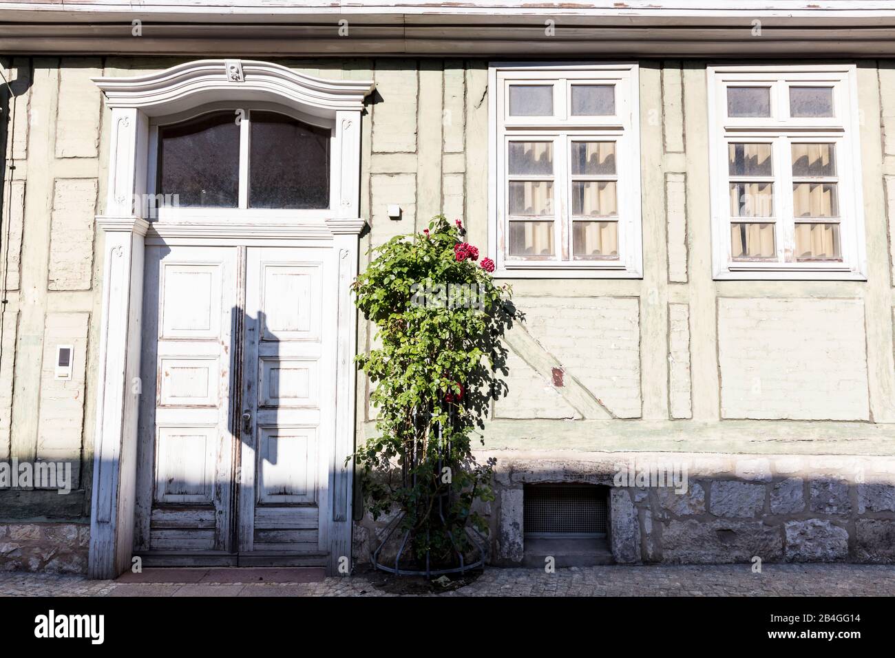 Hausfassade, Haustür, Fenster, verwittert, Wolfenbütteler, Niedersachsen, Deutschland, Europa Stockfoto