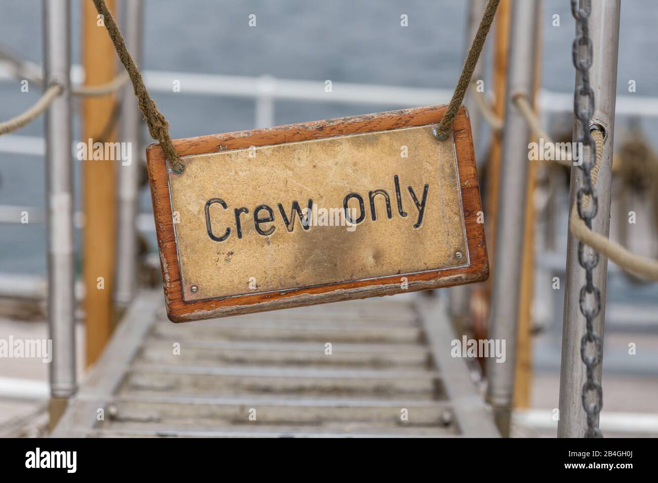 Eine antike Metallplatte auf dem Schiff. Nur Crew Stockfoto