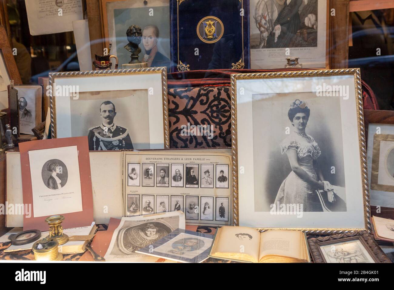 Schaufenster mit Fotografien des italienischen Königskönigs Victor Emmanuel III und der Königin Elena Stockfoto