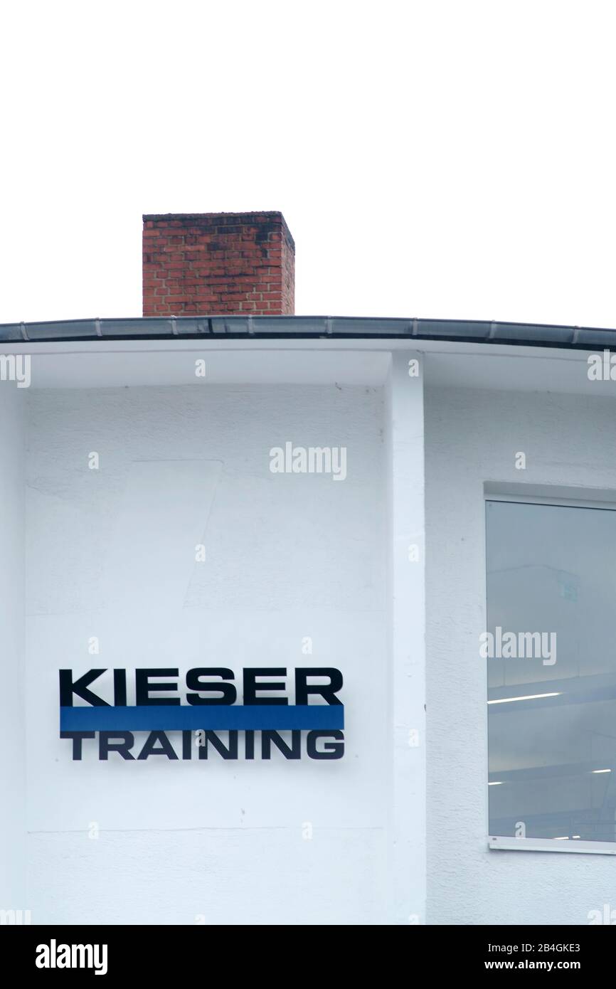 Hanau - 07. September 2019: Die Fassade eines Fitnesscenters, das am 7. September 2019 in Hanau das Kieser Trainingsverfahren verwendet. Stockfoto