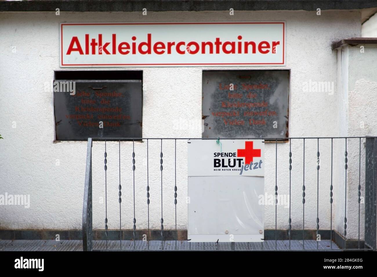 Ein Container für Bekleidung spenden und Blut spenden der Hilfsorganisation Rotes Kreuz. Stockfoto