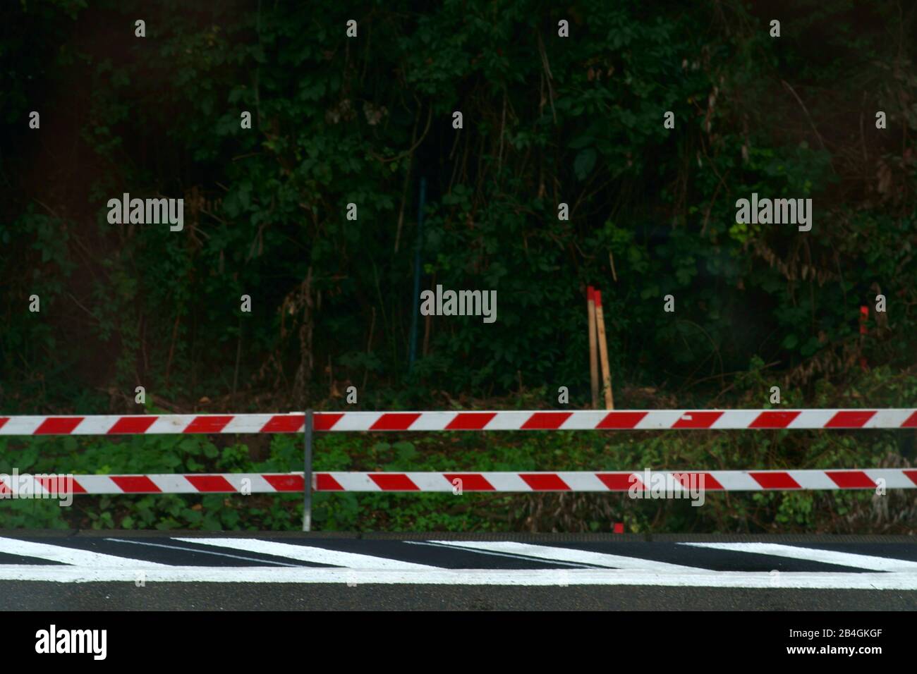 Eine Straßensperre am Rand der Plattform. Stockfoto