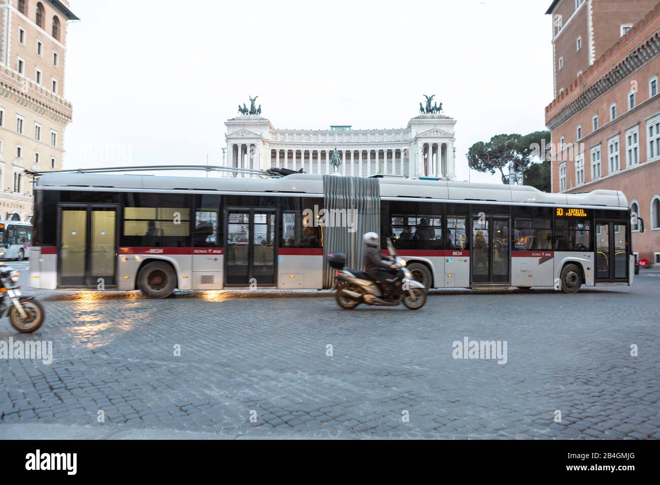 Bus auf der Piazza Venezia in Rom vor dem Denkmal für Vittorio Emmanuel Stockfoto