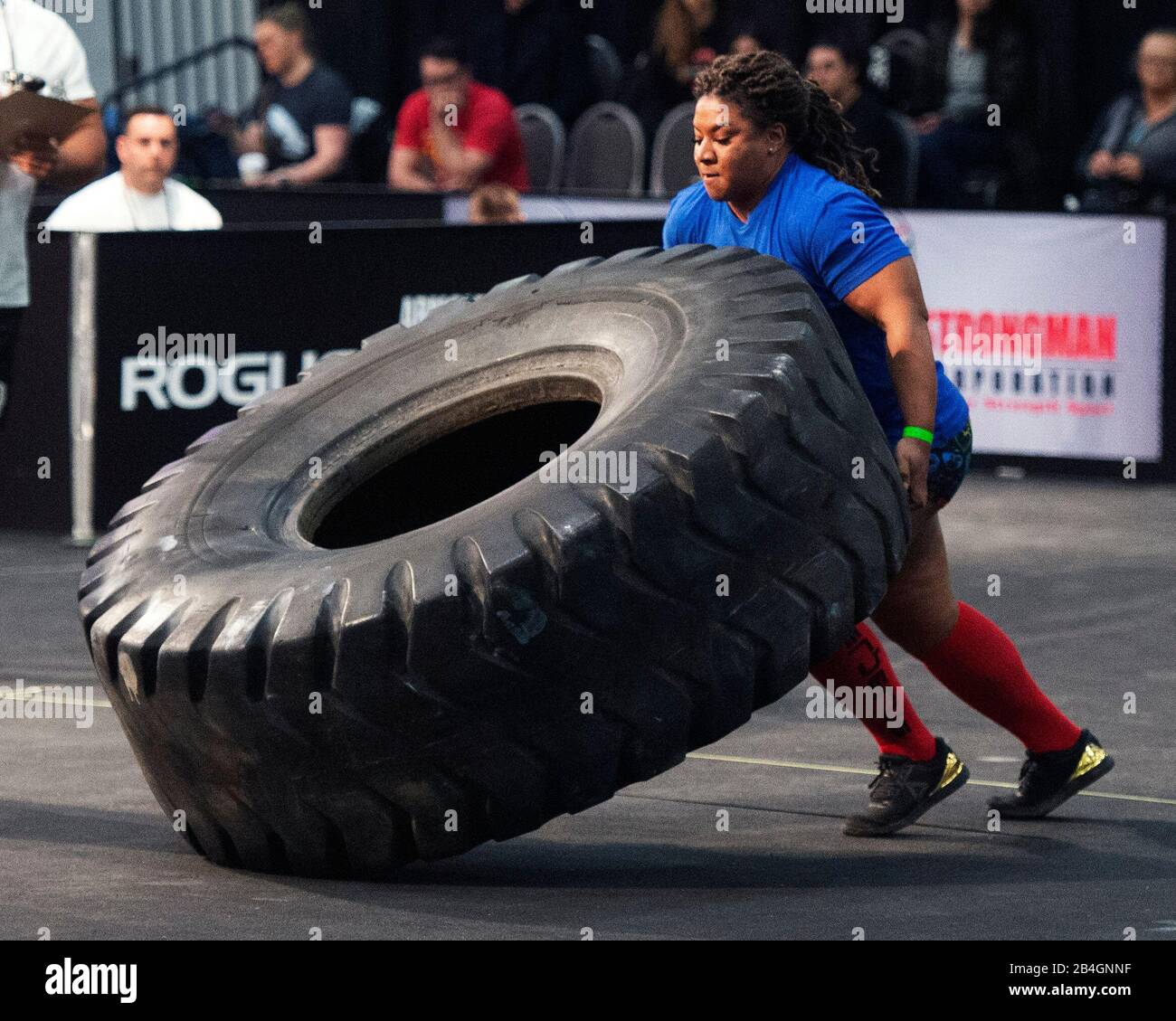 Columbus, Ohio, USA. März 2020. Andrea Thompson (GBR) tritt beim Wettbewerb "Professional Strongwoman" beim Arnold Sports Festival in Columbus, Ohio, USA.in Columbus, Ohio, USA, beim Reifenflip an. Kredit: Brent Clark/Alamy Live News Stockfoto