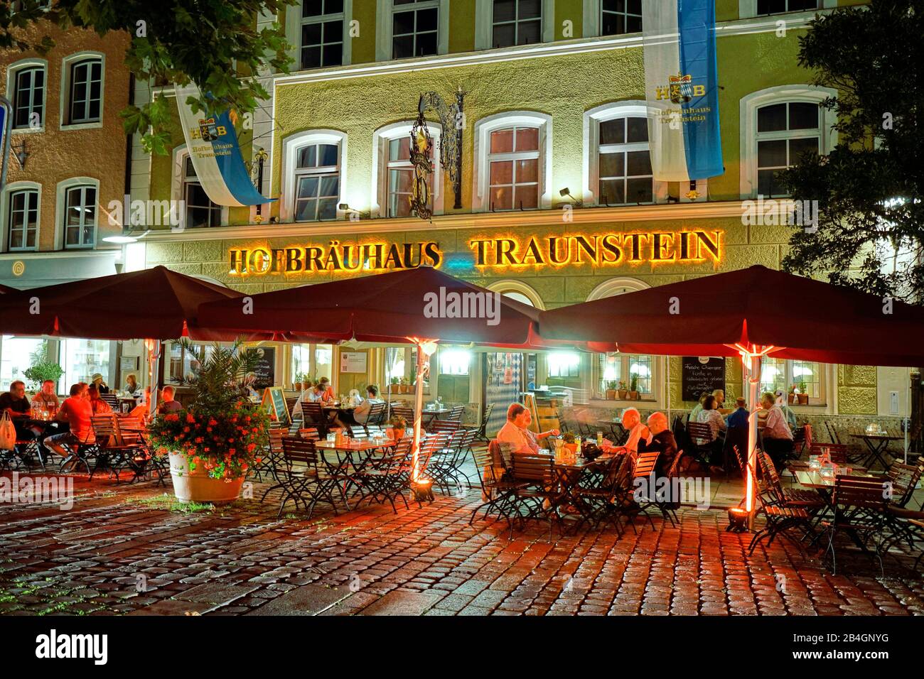 Deutschland, Bayern, Oberbayern, Traunstein, inn, Hofbräuhaus Traunstein, Straßenleben, Abend, beleuchtet Stockfoto