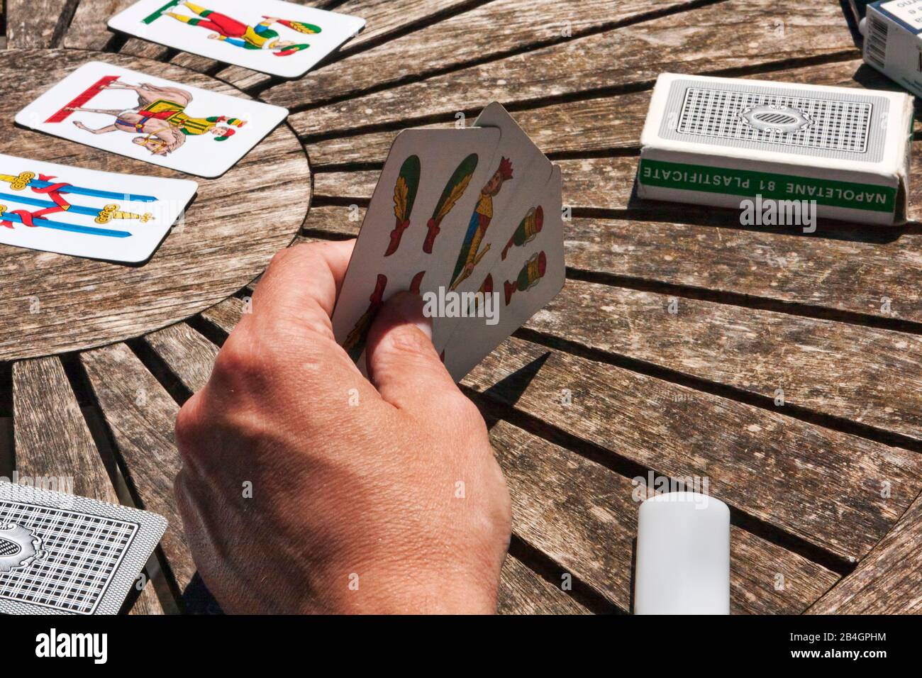 Turin, Italien, 15. Mai 2014: Während der Kaffeepause, spielen die Mitarbeiterinnen Trumpf mit typisch neapolitanischen Karten auf einem Holztisch, first-person Ansicht auf die g Stockfoto
