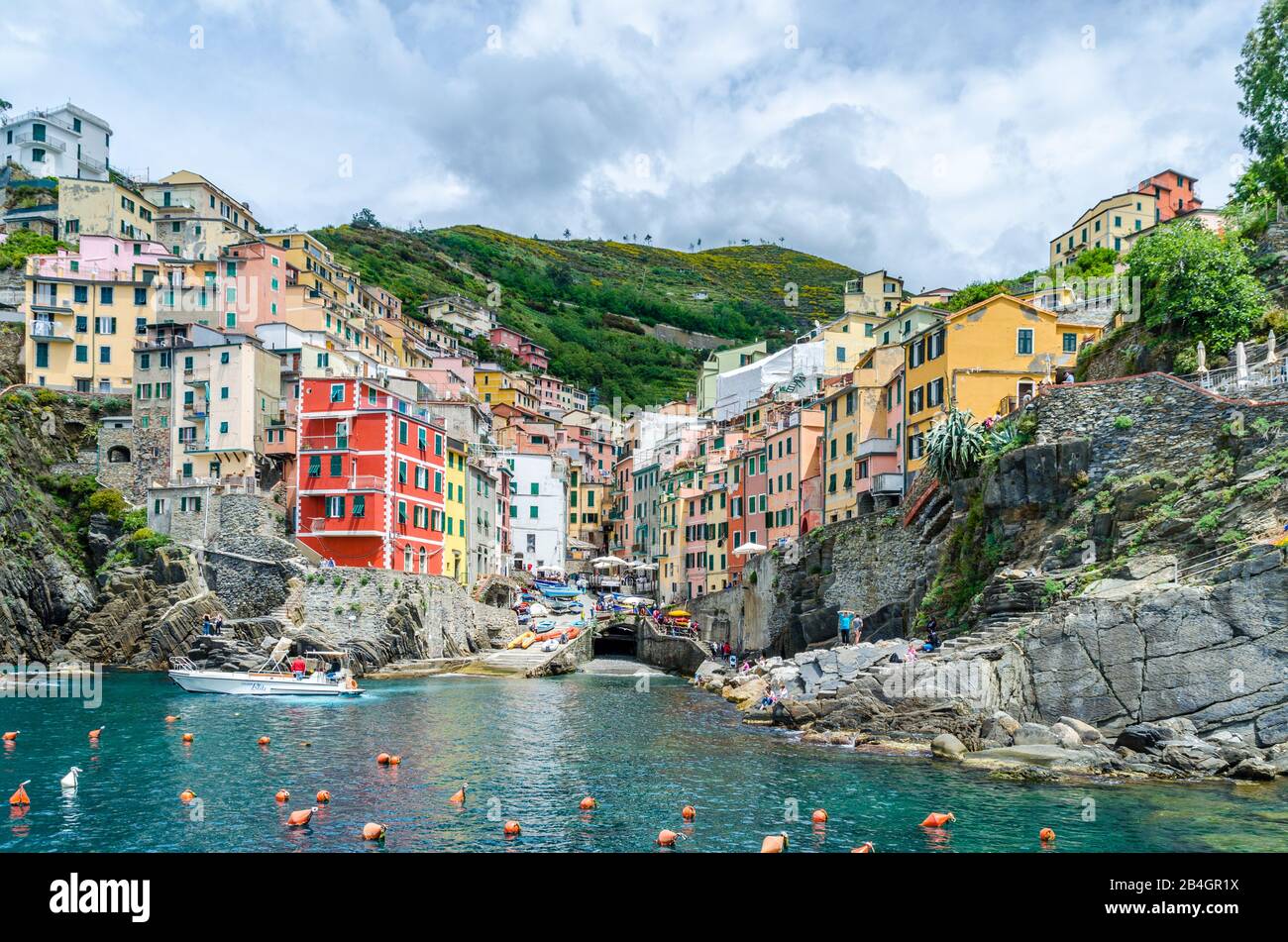 Cinque Terre Bahngleise unterhalb des Hügellands des Dorfes Cinque Terre in ItalyRiomaggiore, einem schönen Dorf in Cinque Terre, UNESCO-Weltkulturerbe, Stockfoto