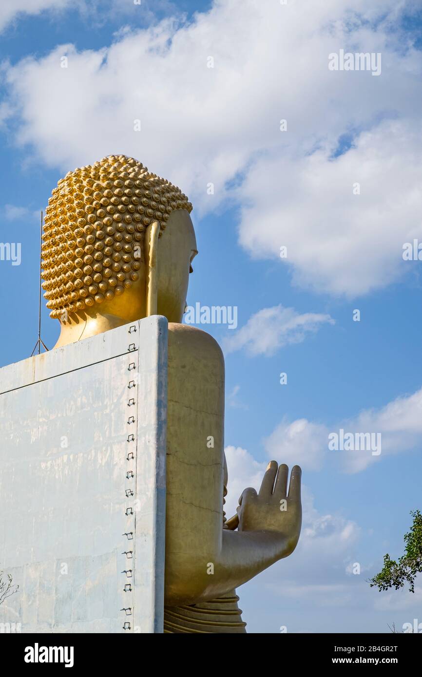 Riesige goldene Buddha-Statue von hinten mit Leiter Stockfoto