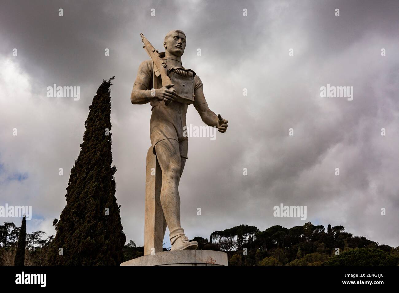 Militaristische Marmorstatue des marschierenden Mannes mit Gewehr- und Gasmaskensattel im Pietroangeli-Stadion am Foro Italico in Rom Stockfoto