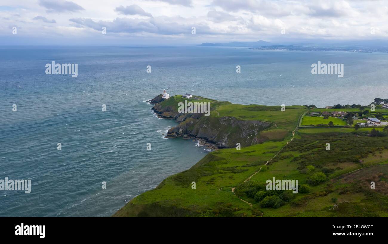Schöner Blick auf den Leuchtturm von Valentia Island am Cromwell Point. Malerisches irisches Land am sonnigen Sommertag, County Kerry, Irland. Stockfoto