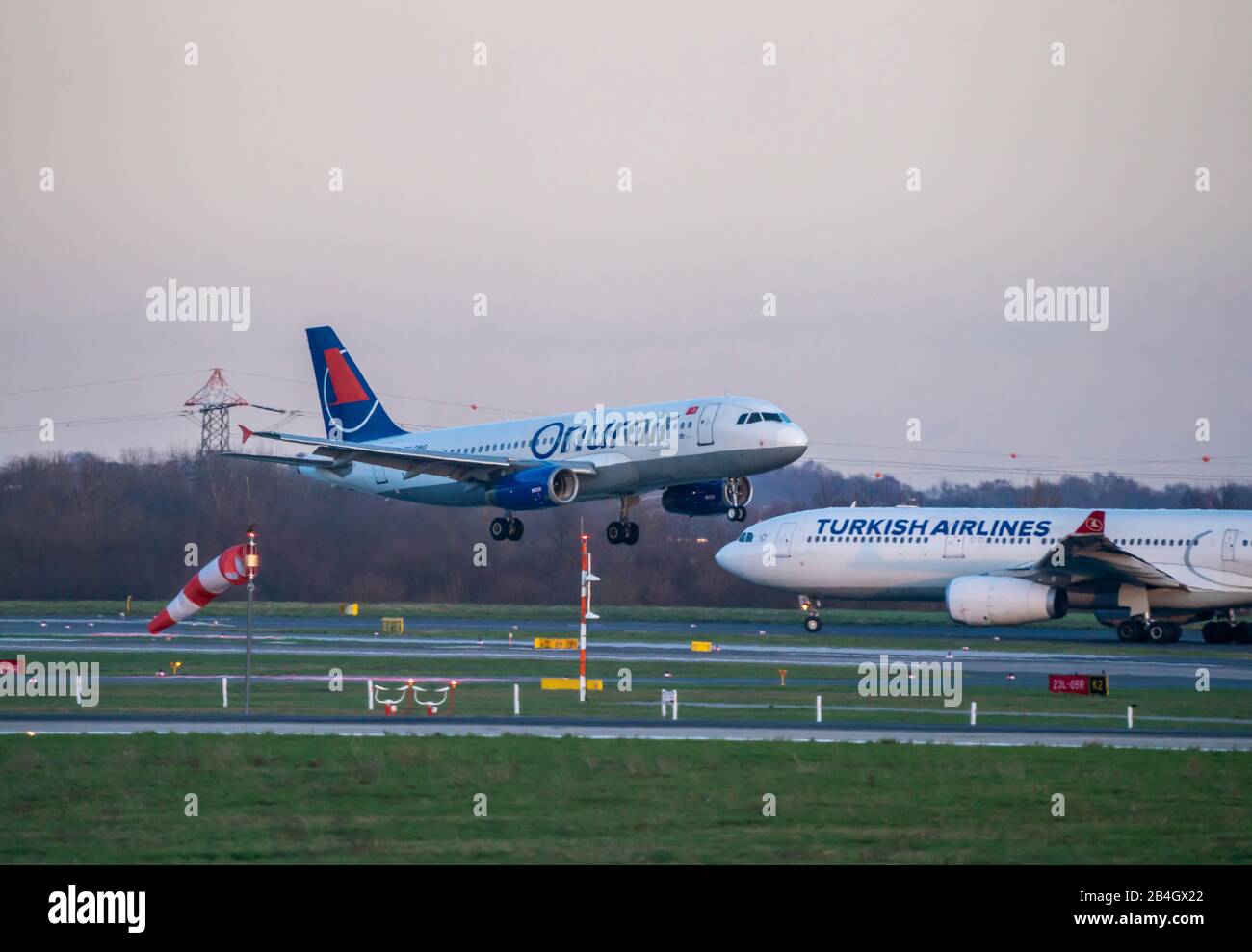 DŸsseldorf International Airport, DUS, Aircraft on Landing, Onur Air, Airbus A320-233, Turkish Airlines, Airbus A330-300, Stockfoto